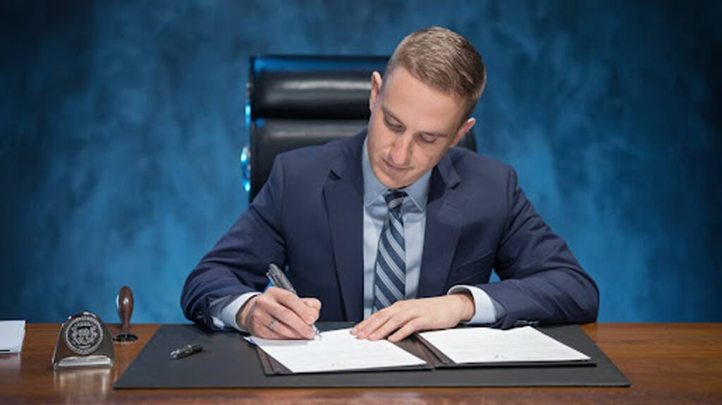 Notary looking to create his business