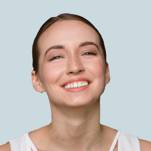 Leanne smiling for her testimonial headshot