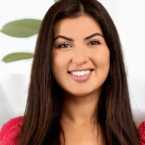Sheral headshot smiling for her testimonial after taking her course